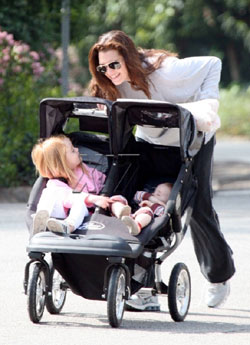 Брук Шилдс на прогулке с малышами в коляске Baby Jogger  Бэби Джоггер