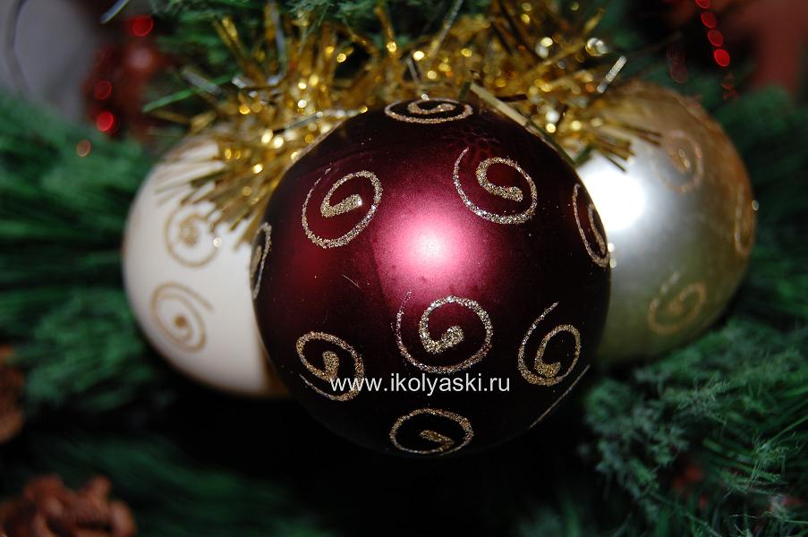 шары на новогоднюю елку, небьющиеся, елочные украшения, 3 шара на связке, роспись золотыми завитками, украшены золотой мишурой, диаметр 6 см, 3 цвета на связке, артикул Е70254, фирма Snowmen