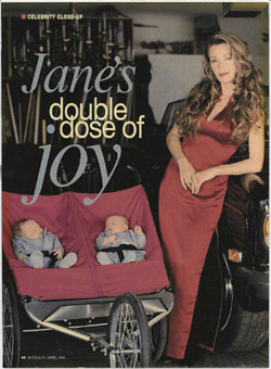 Джейн Сеймур с детками в коляске Baby Jogger 