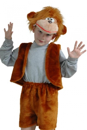 Озорной костюм обезьянки пошит с использованием бархатистой ткани коричневых оттенков. Вариант костюма для мальчика состоит из свободной жилетки, шорт выше колен и маски-шапочки. 