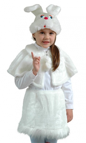 «Зайка» – это детский наряд для девочки, состоящий из белой юбки с оборкой белого цвета, снежно-белой пелерины с завязками на помпонах и белой шапки в виде мордочки зайчишки. 