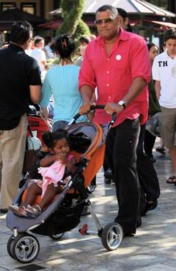 Морфеус - знаменитый актер Лоуренс Фишберн на прогулке с дочерью Далидой в коляске Baby Jogger City Mini Single , Бэби Джоггер Сити Мини Сингл