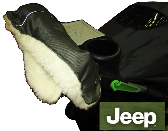 Зимняя  муфта на ручку детской коляски Jeep из 100% натуральной шерсти. Меховая муфта для  рук из натуральной овчины, в муфте овечья шерсть сострижена и вплетена в плотную трикотажную сетку. Цвет меха  светло-кремовый, цвет плащевки  может быть зеленый, оливковый, черный, синий,   теплая зимняя муфта крепится  на ручку детской коляски Джип, предназначена специально для ее ручки с кнопкой.  Снаружи на муфте есть светоотражающая полоса для безопасного передвижения в сумерках. 