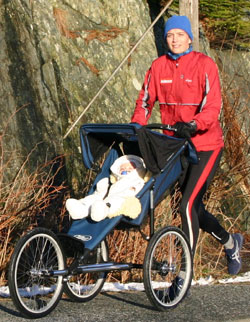 Кьерсти Платцера с ребенком в коляске Baby Jogger Performance Single - Бэби Джоггер Перформанс Сингл