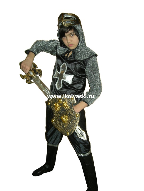 детский карнавальный костюм Рыцаря, крестоносца выполнен из серых тканей, фактура их комбинированная, глянцевые плотные вставки имитируют латы, рыцарские доспехи, а фактура капюшона, рукавов и воротника напоминают кольчугу . Этот карнавальный костюм средневекового Рыцаря подходит на роль Айвенго,  он выглядит как настоящий средневековый воин, арбалетчик, стрелок, также карнавальный костюм Рыцаря подойдет для роли Жанны Д' Арк . Карнавальный костюм  Рыцаря для детей школьного и дошкольного возраста, костюм серии Карнавалия, фирмы Остров игрушки. детский карнавальный костюм Рыцаря, костюм Рыцарь, крестоносец,  средневековый воин, арбалетчик, стрелок, карнавальный костюм для мальчика, Карнавалия, фирма Остров игрушки, маскарадный костюм