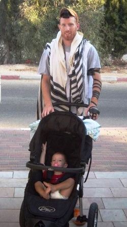 Тамир Гудман с ребенком в коляске Бэби Джоггер - Baby Jogger