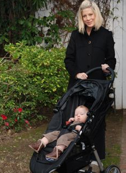Тори Спеллинг с сыном в коляске Baby Jogger City Mini Single - Бэби Джоггер Сити Мини Сингл