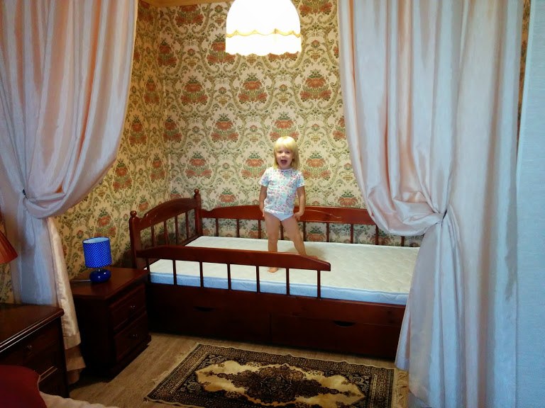 Деревянная кроватка Чародейка в интерьере