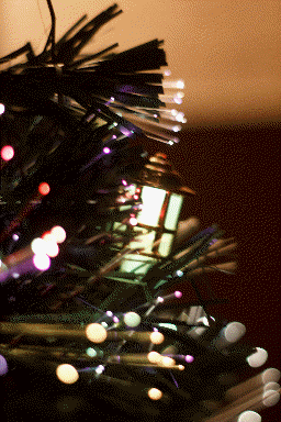 Новогодняя оптоволоконная елка световод КОРОЛЕВСКАЯ ПУШИСТАЯ С ЗОЛОТЫМИ ФОНАРИКАМИ, 91 см, верхушка 3D звезда, National Tree Company, USA. Оптиковолоконная елка с фонариками работает от сети 220V через 12V адаптер, который есть в комплекте.  Высота елки указана с подставкой и верхушкой-звездой.