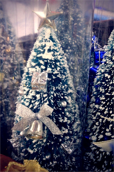 Новогодняя искусственная елка с инеем, со световолокном. Настольная елка работает от батареек, высота елки 25 см, Верхушку елки венчает звезда, 4 цвета украшений елки, упакована в ПВХ, артикул 50051, купить настольную новогоднюю елку, фибероптическая