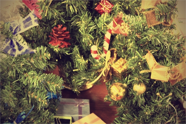  Новогодняя эксклюзивная дизайнерская украшенная елка с подставкой-корзиночкой, 51 см, новогодняя елка, Новогодняя елка украшена цветами Пуансетия, фруктами, бантами, подарками, шишками, елка,новогоднюю елку купить, украшенные новогодние елочки