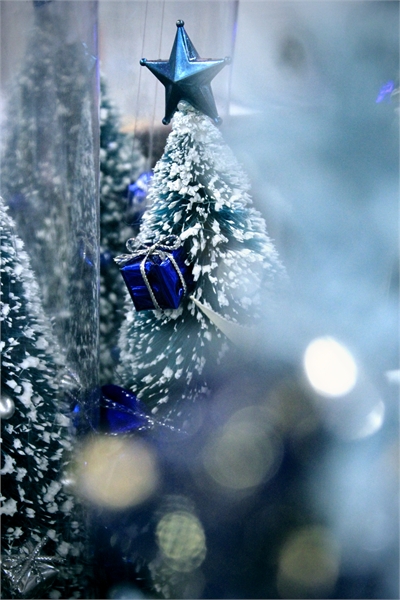 Новогодняя искусственная елка с инеем, со световолокном. Настольная елка работает от батареек, высота елки 25 см, Верхушку елки венчает звезда, 4 цвета украшений елки, упакована в ПВХ, артикул 50051, купить настольную новогоднюю елку, фибероптическая