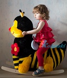Детская качалка Пчелка - мягкая XL на деревянных полозьях НОВИНКА, размер 75х75 см, артикул Р71193 . Для детей от 10-11 месяцев, которые уже научились ходить, и до  3-х лет