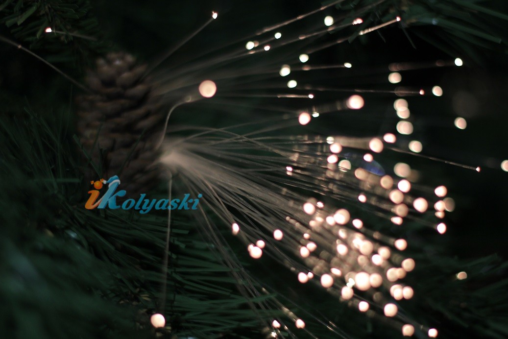 Новогодняя оптоволоконная елка световод, елка со светящимися иголками Royal Королевская Пушистая, 180 см, 781 ветка, с натуральными еловыми шишками и ярко-зелеными ветками, фирма Gifttree Crafts Company, США