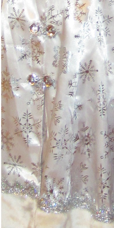 Новогодний костюм Снегурочки для взрослых, белый костюм Снегурочки с серебряными снежинками,  размер 46-50 (безразмерный) фирма Батик, Россия, купить костюм Снегурочки, костюм снегурочки купить, белый костюм снегурочки, костюм снегурочки белый