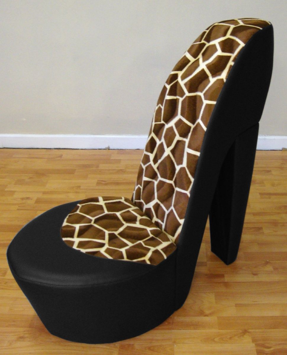 Кресло туфелька, кожаное кресло, цвет черный и принт жираф.