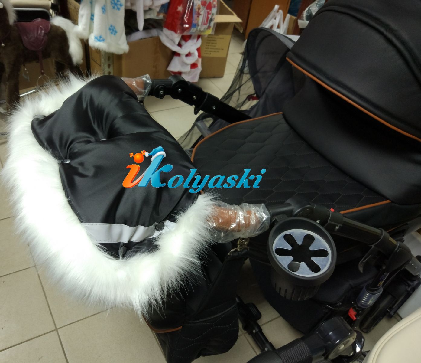 Зимняя муфта АНТАРКТИДА ЛЮКС на ручку детской коляски из натуральной овечьей шерсти, с внутренним утеплителем, с опушкой из искусственного меха и наружными светоотражателями для безопасности, цвет ЧЕРНЫЙ