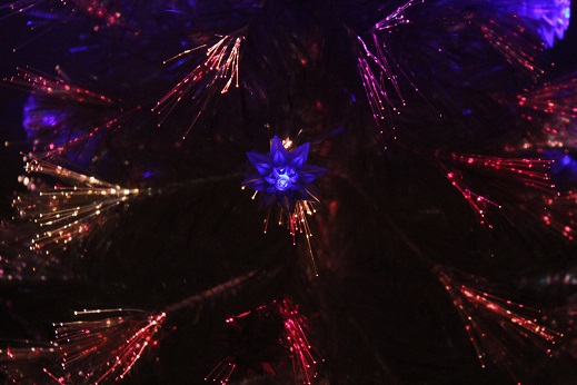 Новогодняя искусственная светодиодная елка с фиброоптическим световолокном Снежок, белая ёлка, высотой 150 см, с голубыми цветками, диодными лампами LED,  верхушка в виде прозрачной звезды, артикул Е70126, светодиодные елки, купить