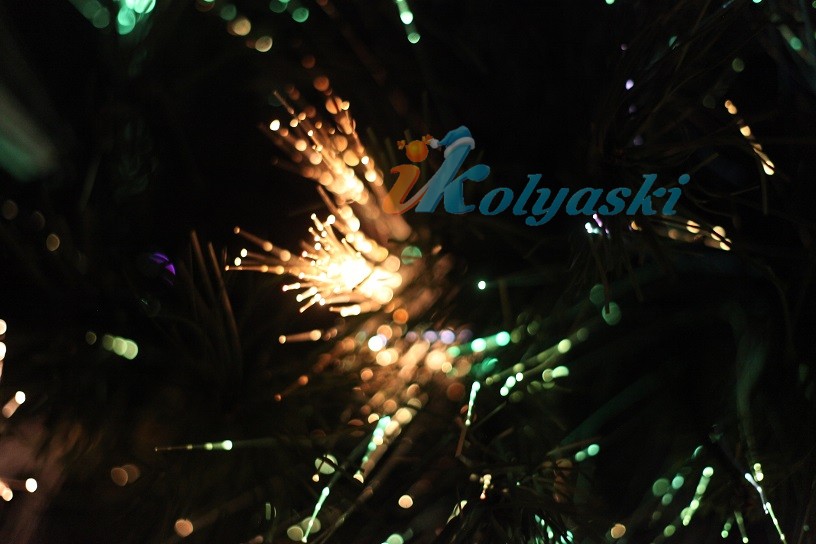 Новогодняя елка со светящимися иголками - это елка-световод, елка файбер, точнее елка с фиброоптическоим световолокном - хороший выбор размеров и видов светящихся елок тут: www.ikolyaski.ru - бесплатный звонок с мобильного  на новый короткий номер 6702