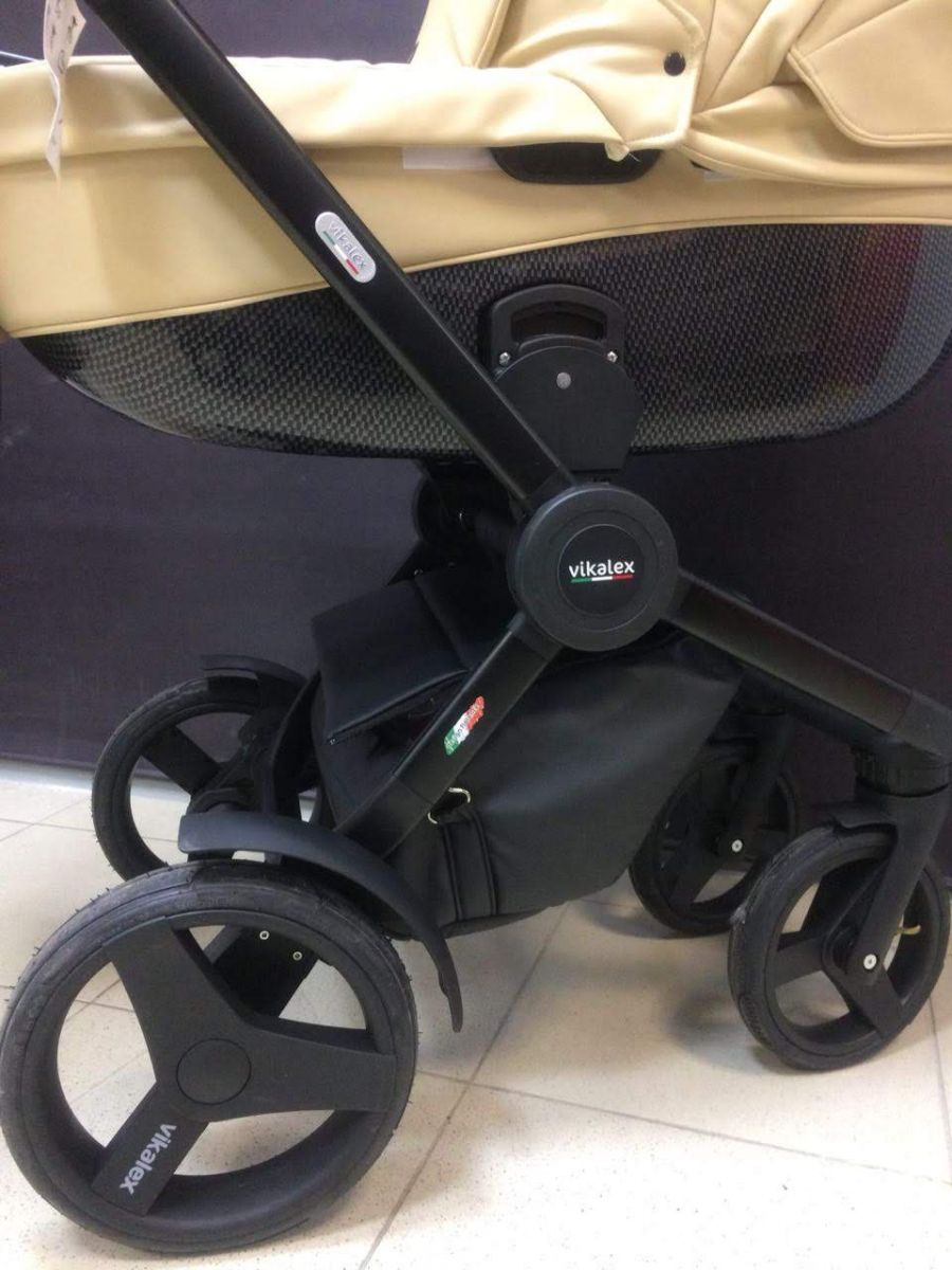 Шасси коляски Викалекс Борбона ( Италия) компактно складывается, на колесах есть подкрылки, защищающие от брызг